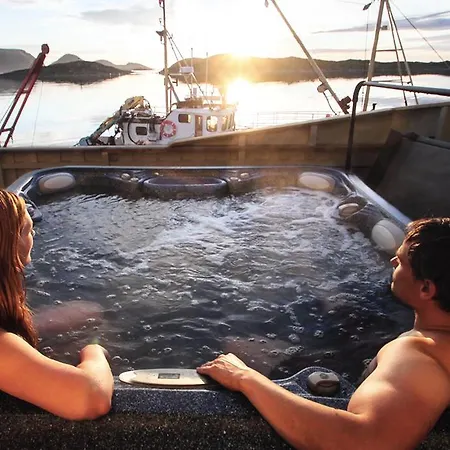 With Jacuzzi And Seaview * Gjesvaer